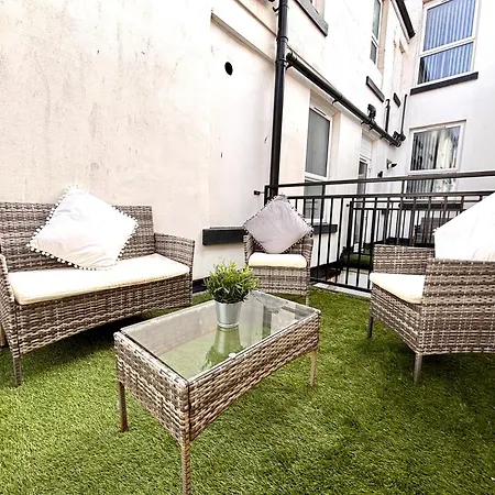 Franks Apt 2 - Outdoor Balconies - Sleeps 8 Blackpool Esterno foto