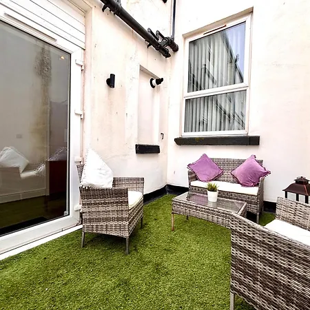 Franks Apt 2 - Outdoor Balconies - Sleeps 8 Blackpool Esterno foto