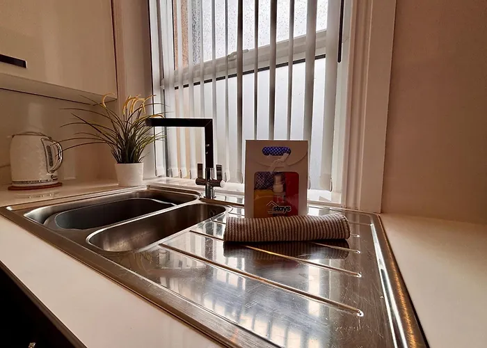 Franks Apt 2 - Outdoor Balconies - Sleeps 8
