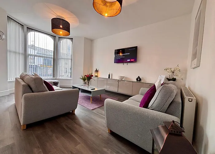 Franks Apt 2 - Outdoor Balconies - Sleeps 8